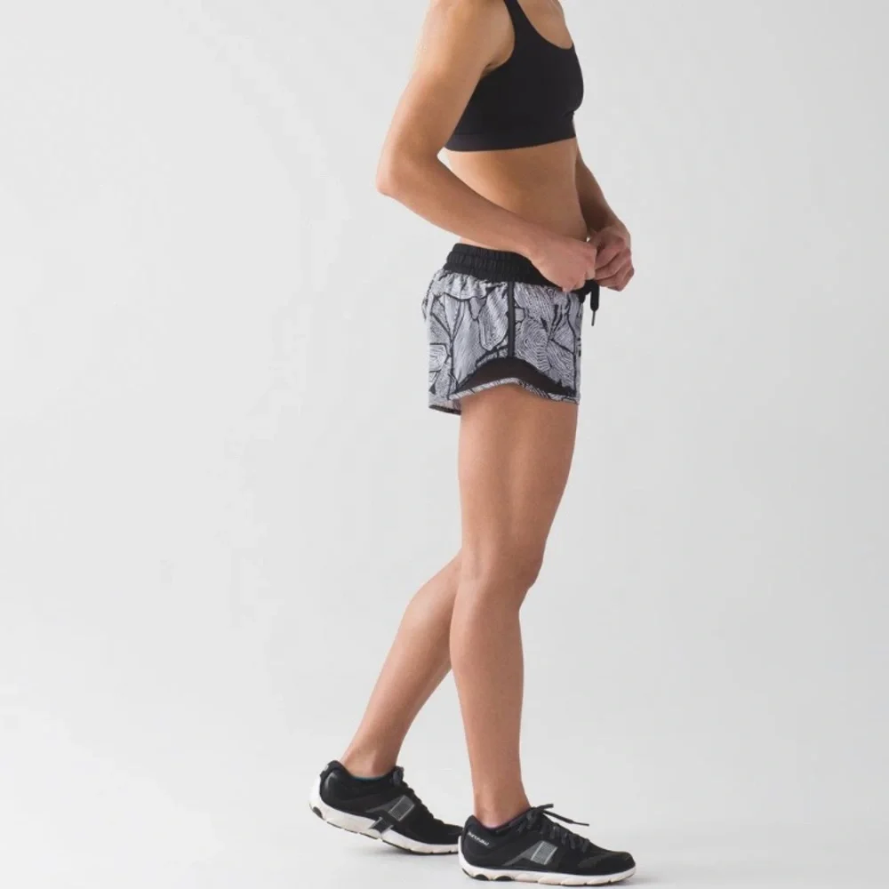 Lululemon Hotty Hot Shorts 2.5” Dottie Tribe White Black Size 4